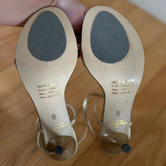 Gold diamond studded bakers 6.5 heels with crisscross ankle straps - Picture 4 of 6